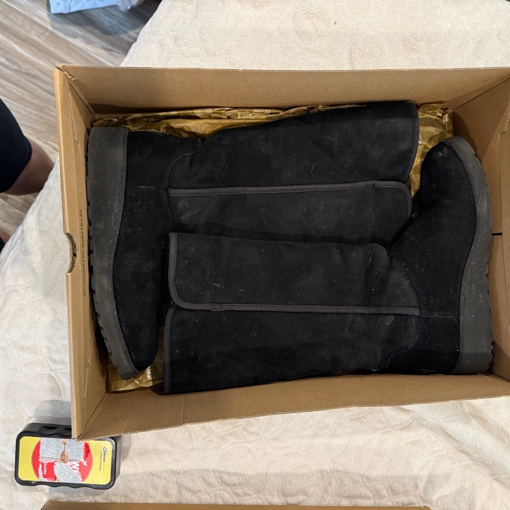 Used 7.5 UGG Boots Black